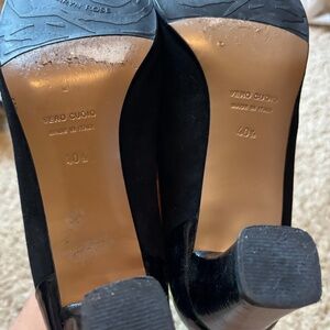 Like New Size 10 Taryn Rose Black Suede Low 2 1/2 inch heels